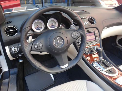 2009 Mercedes-Benz SL63 AMG Base Convertible 2-Door 6.3L ONLY 16,500 MILES, image 11