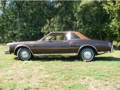 TOWN & COUNTRY Coupe 2 DOOR RARE LOW MILES (LIKE PARK FIFTH AVE ) NO RESERVE, image 2