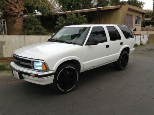 White 1996 chevy blazer