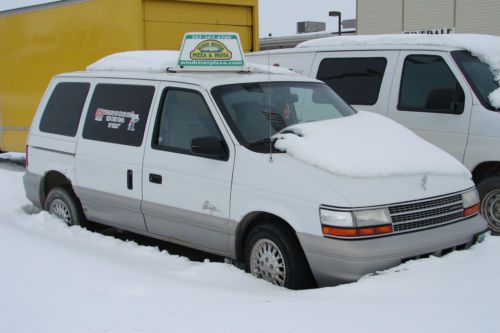 1995 Plymouth Voyager SE Mini Passenger Van 3-Door 3.3L, image 2