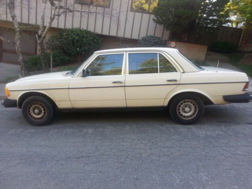 CLASSIC MERCEDES BENZ 300D TURBO DIESEL / CALIFORNIA CAR / NO RUST / NO RESERVE, image 3
