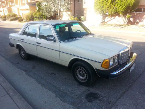 CLASSIC MERCEDES BENZ 300D TURBO DIESEL / CALIFORNIA CAR / NO RUST / NO RESERVE, image 4