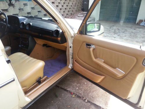 CLASSIC MERCEDES BENZ 300D TURBO DIESEL / CALIFORNIA CAR / NO RUST / NO RESERVE, image 11