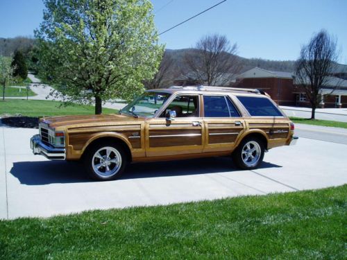 1979 lebaron town &amp; country.  very rare car . must see. no reserve .
