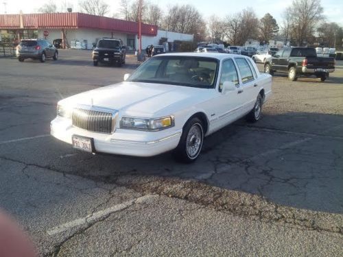 1997 Lincoln Town Car Executive Sedan 4-Door 4.6L, image 2