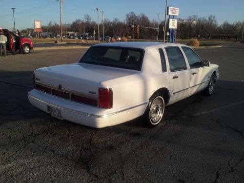 1997 Lincoln Town Car Executive Sedan 4-Door 4.6L, image 3