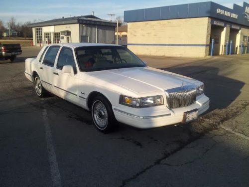 1997 Lincoln Town Car Executive Sedan 4-Door 4.6L, image 4