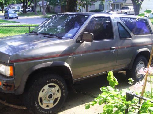 1989 nissan pathfinder 4x4 runs good, 4 new tires look!!!!