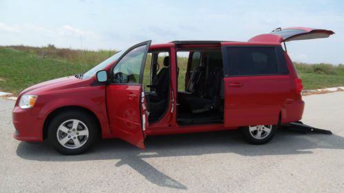 2012 dodge grand caravan sxt wheelchair/handicap rear entry ramp van