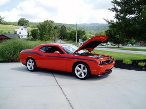 2009 dodge challenger srt8 hemi .. 4k miles. 6 speed. 1 owner ..