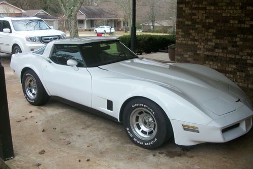 1981 chevrolet corvette base coupe 2-door 5.7l