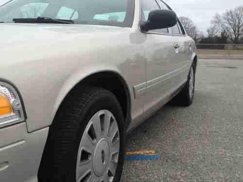 2008 Ford Crown Victoria Police Interceptor, image 2