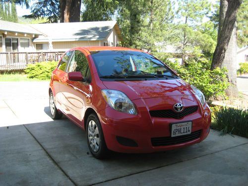 Toyota 2010 yaris red hatchback 2-door 1.5l