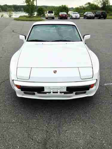 1983 Porsche 944 Base Coupe 2-Door 2.5L, image 3