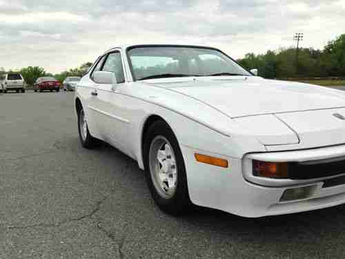 1983 Porsche 944 Base Coupe 2-Door 2.5L, image 4