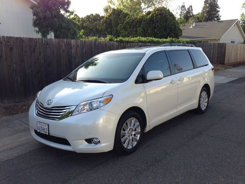 2011 toyota sienna limited 18k awd