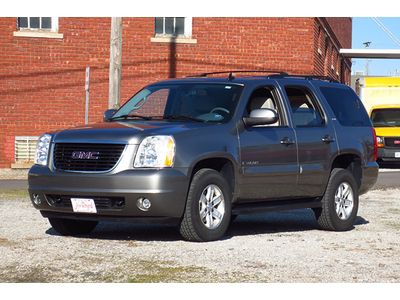One owner, leather interior, heated seats, v-8, 4 x 4