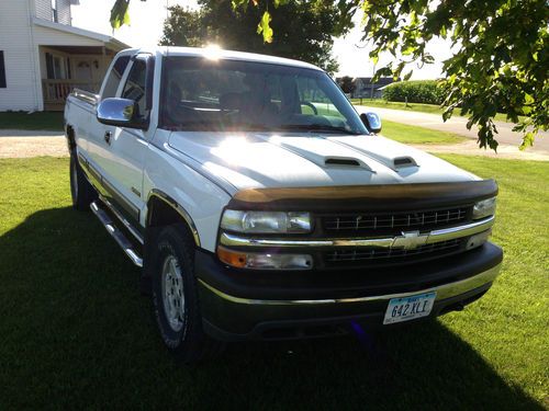 2000 chevrolet silverado with remote start. good deer hunting or farm truck