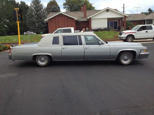 1977 cadilac fleetwood limosine