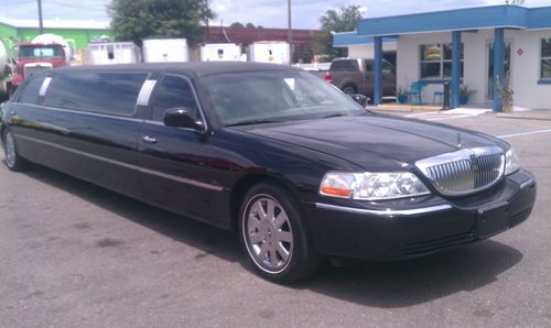 2004 lincoln town car executive limousine 4-door 4.6l