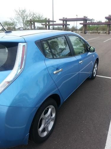 2011 blue sl nissan leaf