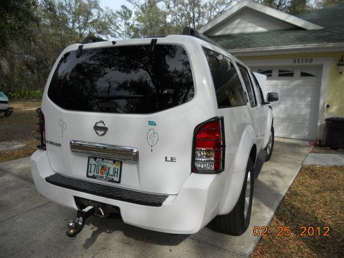 White nissan pathfinder le 2006 - 4x4, &lt; 80k miles - 1st owner plus