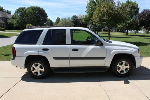 2005 chevy trailblazer ls white