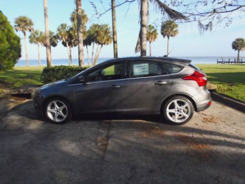 2013 ford focus titanium hatchback 4-door 2.0l, only 136 miles, save $ 10.000