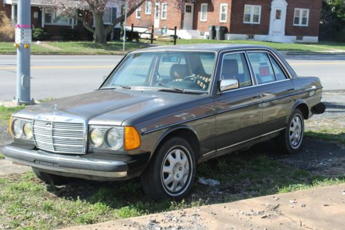 1983 mercedes-benz 300d base 4-door 3.0l