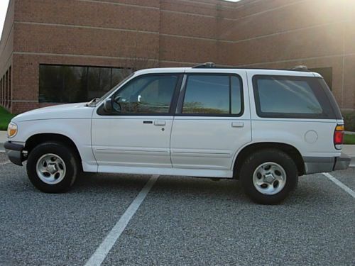 Ford explorer awd , ed bauer, low mileage