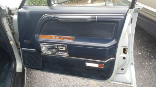 1989 Lincoln Town Car Base Sedan 4-Door 5.0L, image 4