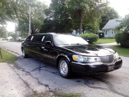 2000 lincoln town car  9 passenger limousine 71,000 miles one owner