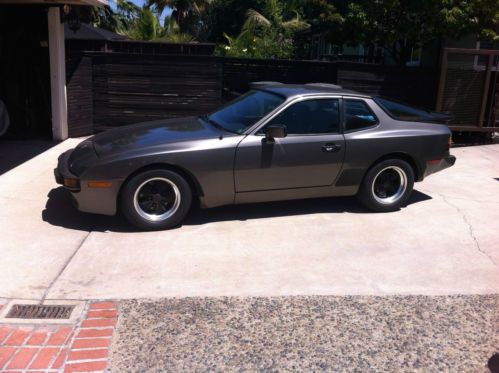 1983 Porsche 944, image 3