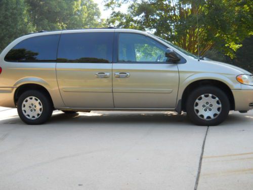 Chrysler town &amp; country 2004 original owner selling great vehicle good deal