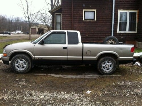 Chevy s10 extended cab ls 4x4 third door great mileage great on gas very clean