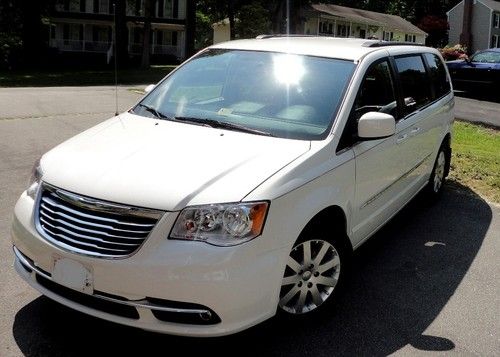 Loaded 2011 chrysler town &amp; country touring-l,warranty,28k,nav,dvd,leather