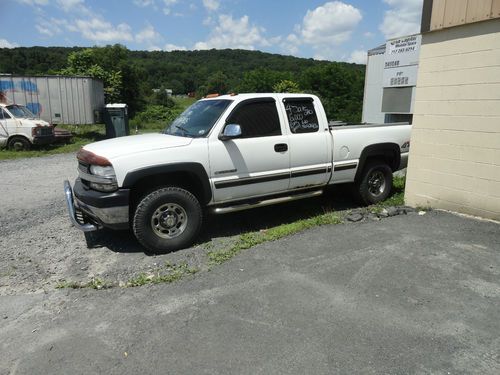 2002 2500hd ls chevy silverado 4x4  50,000 0n rebuilt motor great work truck