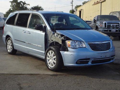 2013 chrysler town &amp; country touring damadge repairable rebuilder only 7k miles!
