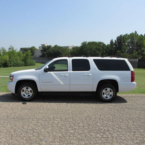 09 suburban lt1 4x4 wht/blk cloth 8 passenger 68k hard to find