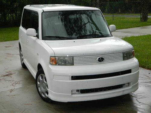2006 white scion xb