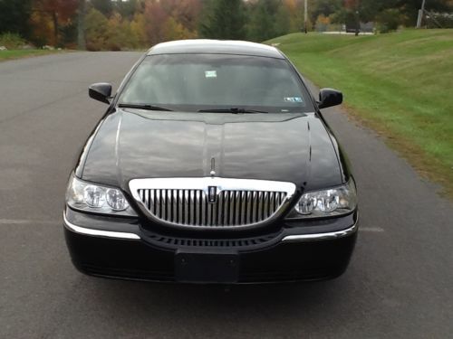 2010 Lincoln Towncar Executive L long wheelbase sedan., image 2