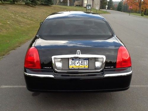 2010 Lincoln Towncar Executive L long wheelbase sedan., image 3