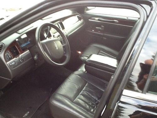 2010 Lincoln Towncar Executive L long wheelbase sedan., image 4