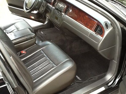 2010 Lincoln Towncar Executive L long wheelbase sedan., image 5