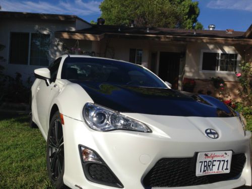 2013 scion fr-s with a vs carbon fiber hood, pearl white color like new