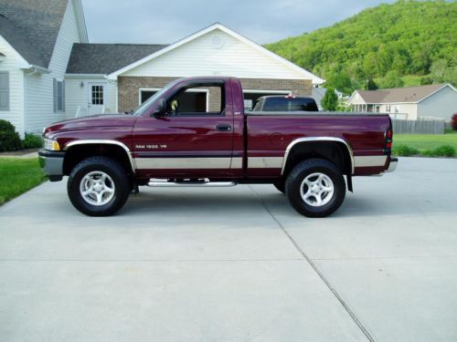 2000 dodge ram 1500 slt 4x4 off road. 1 owner. 28k miles. never seen rain.