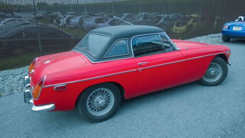 Mgb 1970 split-bumper convertible, hard top, wire wheels, car cover, tonneau red