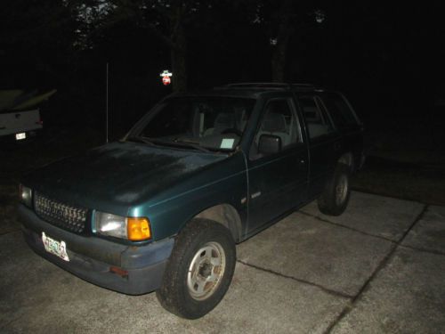 1996 isuzu rodeo 4 wheel drive green, includes nice set of studded tires
