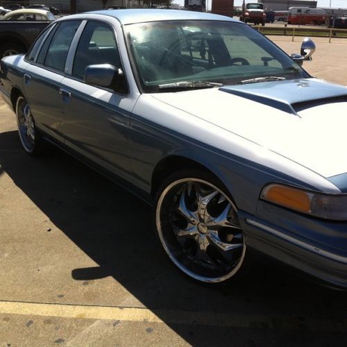 Ford crown victoria 1997 4 door pearl paint 22in rims