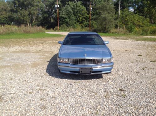 1994 Cadillac DeVille Base Sedan 4-Door 4.9L, image 2